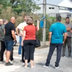 Zamirisao vruć asfalt u zaseoku kod Čačka: Rešen višegodošnji problem meštana - dobili bezbedan, nov i širok prilazni put (FOTO)