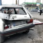 „Jugom“ bežao policiji kroz Žarkovo: Zakucao se u „pežo“, pa se zapalio