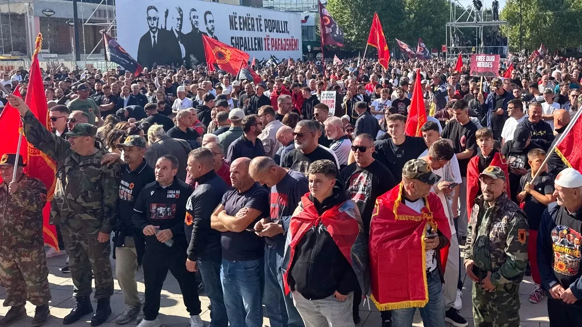 Albanci počeli da prave haos u Prištini! Skandiraju