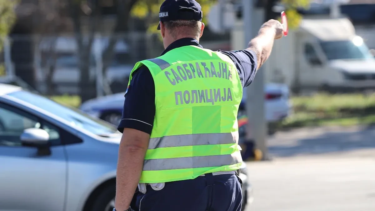 Auto završio na krovu na obilaznici oko Beograda: Jedna osoba povređena, saobraćaj usporen
