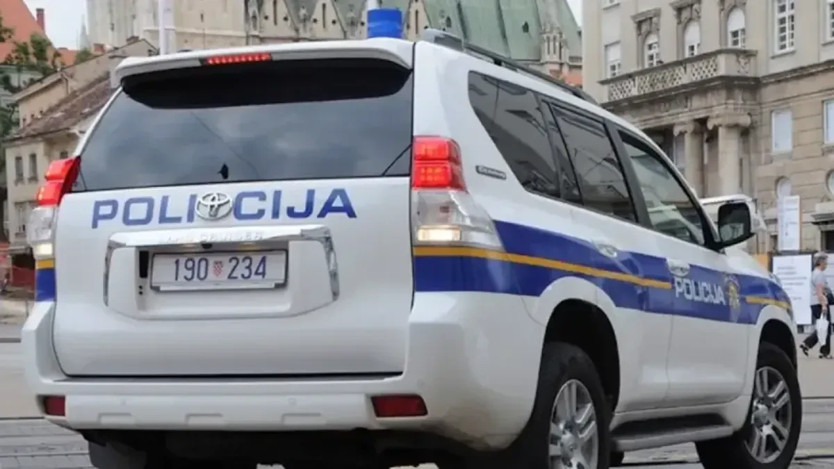 Bahata vožnja pod dejstvom alkohola: Policajac vozio auto bez dozvole, pa sleteo u jarak