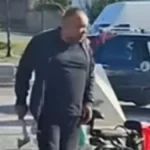 Blokader sekirom nasrnuo na aktiviste SNS-a, rušio sve pred sobom u divljačkom piru (VIDEO)