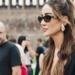 Cela Venecija gledala je sinoć u ovu Srpkinju! Zmija oko vrata, u srebru od glave do pete, bukvalno kao boginja!