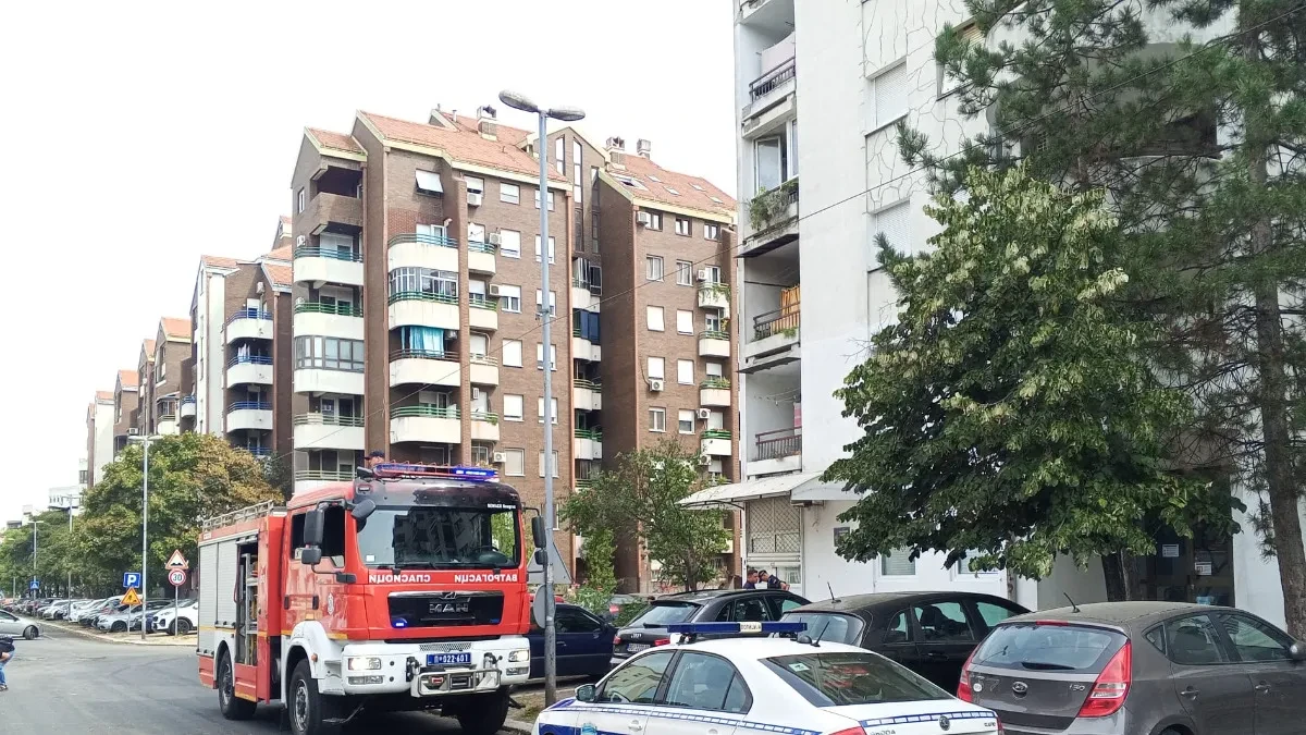 Drama na Čukaričkoj Padini: Baka pala, vatrogasci pokušavaju da dođu do nje! (FOTO)