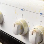 Dugmići na šporetu su skoreli od masnoće? Jedna mešavina topi tvrdokorne naslage bez ribanja