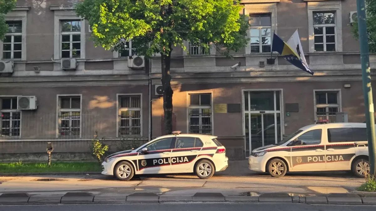 Dve devojke (20) poginule nakon što je „golf“ sleteo u provaliju: Vozač teško povređen, još dvoje u bolnici