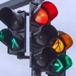 Greška koja će vas skupo koštati: Većina vozača radi ovo dok čeka na semaforu, a tako samo uništavaju auto