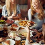 Grupa gostiju ušla 15 minuta pre zatvaranja restorana, napravili račun od 600 evra, a onda šokirali konobaricu: Nije mogla da dođe sebi