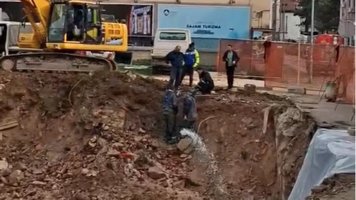 Haos u Aranđelovcu: Voda kulja iz kanalizacije, prizor je jeziv!