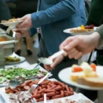 Hoteli imaju jedan trik za doručak: Zbog ovoga gosti uzimaju manje hrane nego što bi inače, a da i ne primete