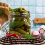 Jedete kisele krastavčiće misleći da su dobri za creva? Gastroenterolozi upozoravaju: Samo jedni imaju ono što tražite