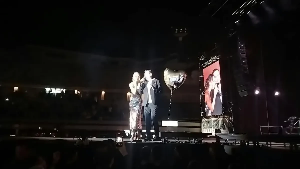 Kebina ćerka iz Amerike izašla na binu i zapevala sa njim! Pevač van sebe (VIDEO)