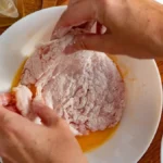 Ko još uopšte koristi brašno - apsolutno niko: Čuveni kuvar koristi ovo za pohovanje šnicli, ne upiju ni trunku ulja