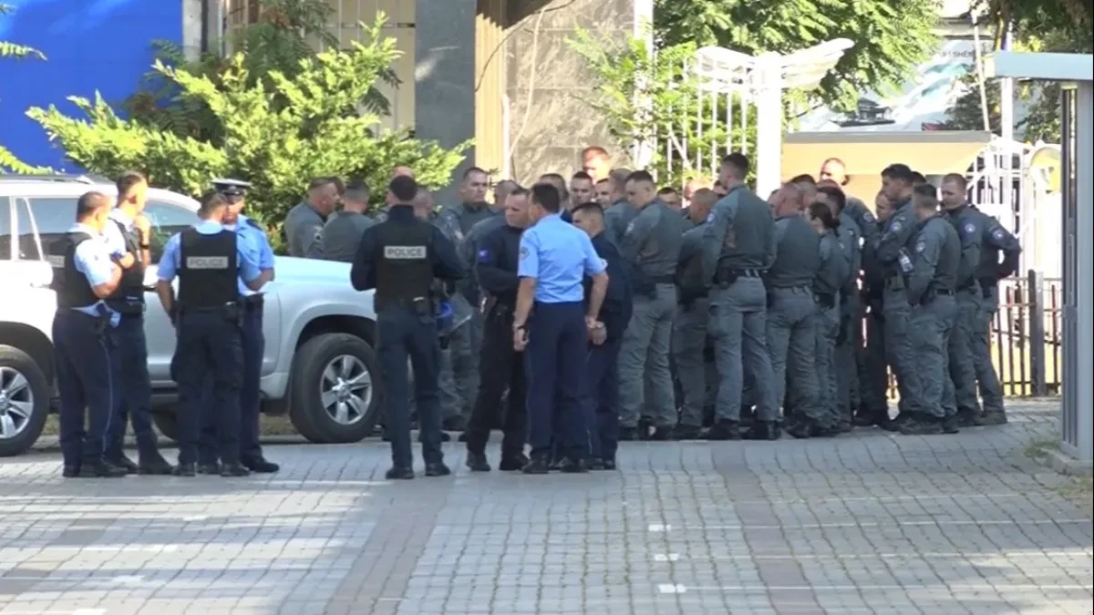 Kurtijeva policija na nogama, očekuje se novo divljanje šiptarskih hordi zbog presude krvnicima iz terorističke OVK (VIDEO)