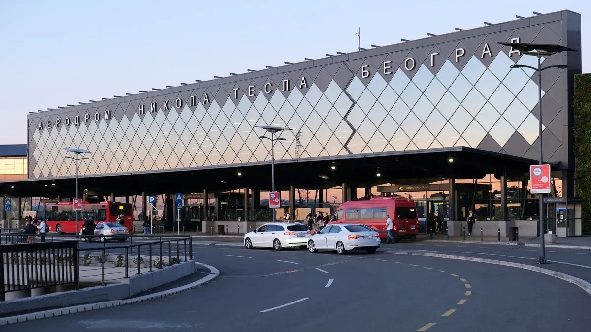 Laserima ometali pilote da slete na aerodrom