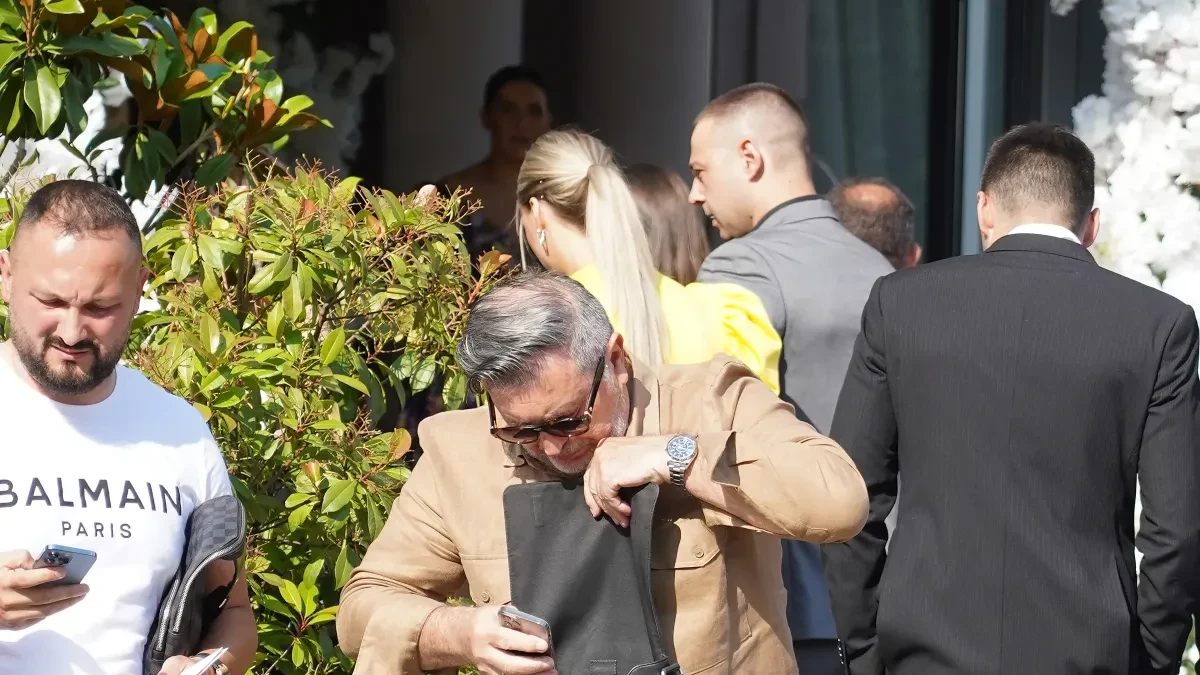 Majku smestio u dom, a ženi prepisao sve što ima! Pevač 20 godina mlađoj supruzi ostavio svu imovinu: