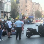 Motociklista naleteo na muškarca koji je izlazio iz autobusa: Vozač motora ostao nepomičan na kolovozu