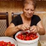 Muka vam je od guljenja paradajza? Italijanska baka Nona ima super rešenje!