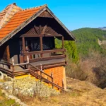 Na Zlatiboru plac od 1.509 kvadrata za 25.000 evra, a kuća ide „na poklon“: Jezero na manje od kilometra