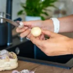 Nećete više ići među ljude dok vam se ruke osećaju na beli luk: 1 stvar iz kuhinje ubija miris momentalno