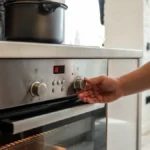 Niko ne voli lepljive dugmiće na rerni: Masnoća će za čas da sklizne kada uradite ovo