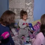 'Niste sami' Željko Mitrović dirljivim rečima ohrabrio majku četvoro dece iz Čačka, a onda joj uručio veliku pomoć! Prizor iz njihovog doma raznežio je sve!