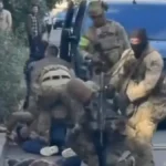 Novi snimci jezivog okršaja u Kijevu: Pripadnici tajnih službi pucaju jedni na druge! (VIDEO)