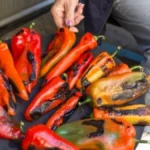 Oljuštite brdo pečenih paprika bez muke: Evo kako da vam ljuska sama spada, a paprika ostane cela