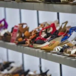 One su prošlost, budućnost i sadašnjost, vratile su se: Ova obuća više nema gde da se kupi, rasprodata je non-stop, žene u Srbiji odlepile za njima