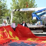 Počelo divljanje Albanaca! Na zgradu opštine kače ogormnu zastavu tzv. OVK!