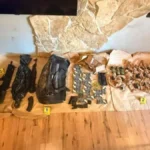 Policija upala u kuću Beograđanina (43) pa otkrila tajni bunker!: Pronađene dve automatske puške, 20 bombi i puna torba municije