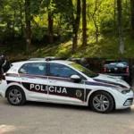 Posle tuče seo u „reno“ i pregazio muškarca: Pobegao sa mesta napada, sud ga poslao u pritvor