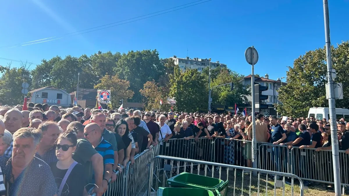 Poznati glumac došao na sahranu Ratka Mladića: Pojavio se sav u crnini
