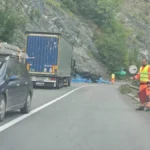 Prikolica se prevrnula na magistrali, gajbe napravile haos: Policija na licu mesta