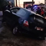 Prvi snimak užasa u Borči: Automobil izleteo na autobusko stajalište, povređeno dvoje mladih! (VIDEO)