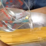 Špagete se zapravo spremaju u tiganju: Ceo život radite pogrešno, samo ovako štedite vreme, a sos ispada još kremastiji