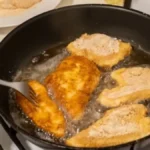 Stavite 2 kapi ovoga u jaja za pohovanje i meso neće upiti ni kap ulja: Biće mekano, a korica hrskava