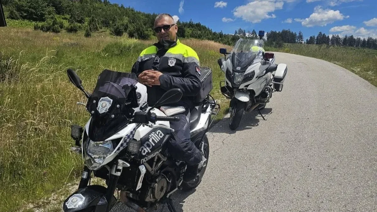 Stotine vozača prošle su pored iznemoglog supa, samo je Muamer stao: Policajac heroj spasao pticu kod Priboja