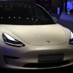 Tesla krenula u novu eru - „Cybercab“ vozi bez vozača 