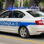 Umalo tragedija zbog mobilnog telefona! Preko trotoara pokosio devojčicu i zakucao se u drugi automobil! (VIDEO)