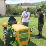 Umesto skupih telefona kupili su traktor: Dušan (14) i Đorđe (12) sami zaradili novac i ostvarili san