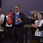 Upriličena svečanost za najbolje: Vučić dočekao boksere, pa dobio poklon za pamćenje