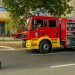 Veliki požar kod Niša guta sve pred sobom: Gore objekat i automobili, objavljen snimak drame (VIDEO)