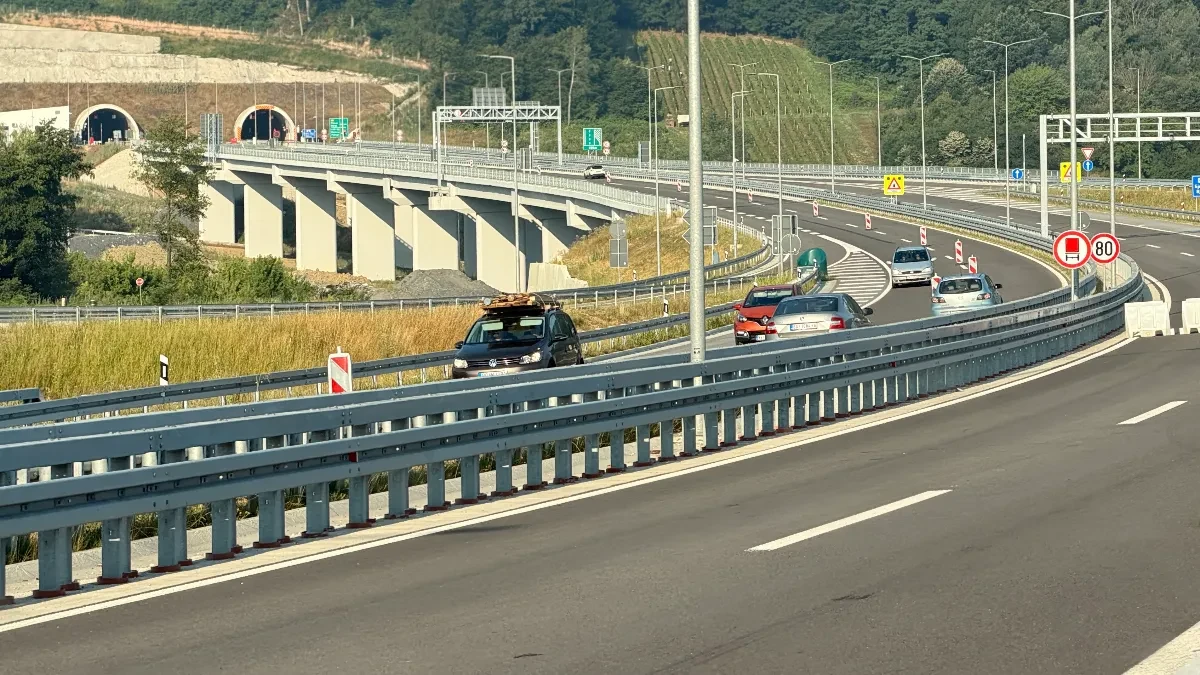 Vozači trljaju oči i ne veruju šta vide! Da li je ovo najopasnija vožnja u kontrasmeru do sada?! Objavljen šokantan snimak sa