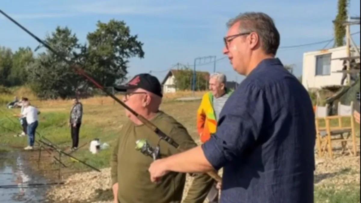 Vučić na Šalinačkom jezeru:  Izvadio sam ribolovačku dozvolu! (VIDEO)