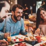 Zdravstveni rizik ili samo nepristojno? Evo šta se krije iza česte navike tokom jela