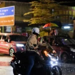 Ako motociklista pored vas ispruži desnu nogu, želi nešto da vam poruči: Većina vozača nema pojma šta to znači