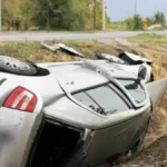 Automobil završio prevrnut u kanalu kod Novog Sada: Vozilo demolirano, delov na sve strane