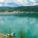 Čak 12 sela je potopljeno da bi nastalo ovo jezero - na njegovom dnu ostao je deo jedne doline
