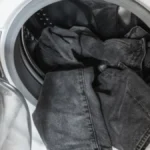 Crna odeća vam je posivela? Jedan trik joj vraća duboku boju, a ne košta skoro ništa!
